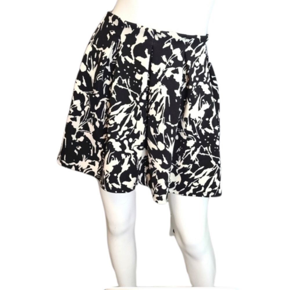 Hollister Skirt Size Small Black and White mid Print